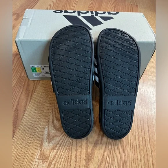 Adidas Adilette Comfort Slides Black/White Mens 5/Women's 6 NIB - Picture 6 of 6